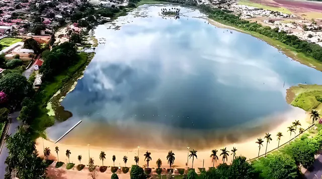 Praia municipal da lagoa ao entardecer